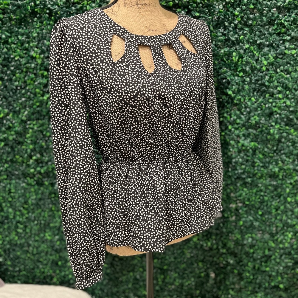 Candie’s B&W heart cutout design, peplum fit, size Medium, great condition